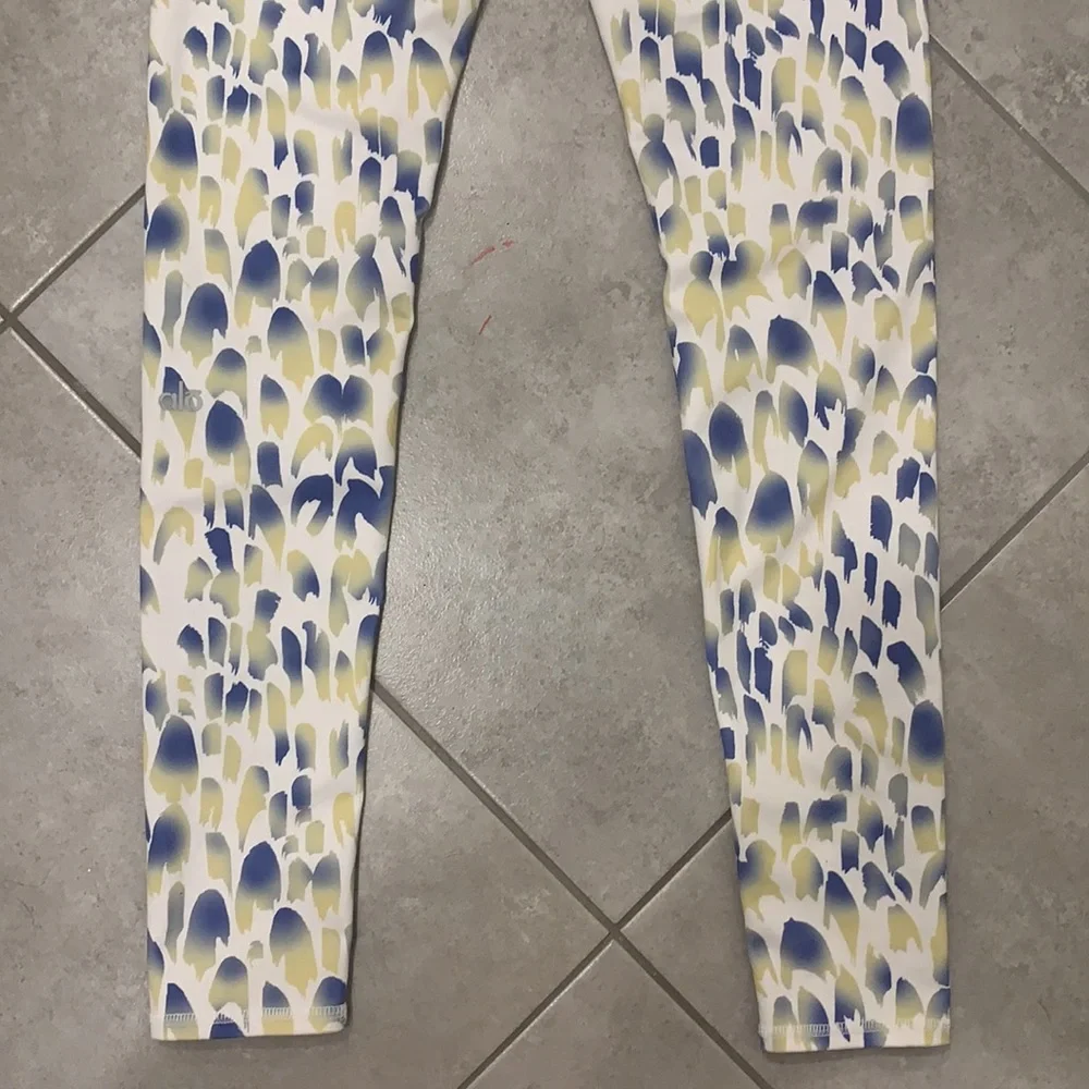 ALO Yoga Printed Leggings in White, Blue & Yellow